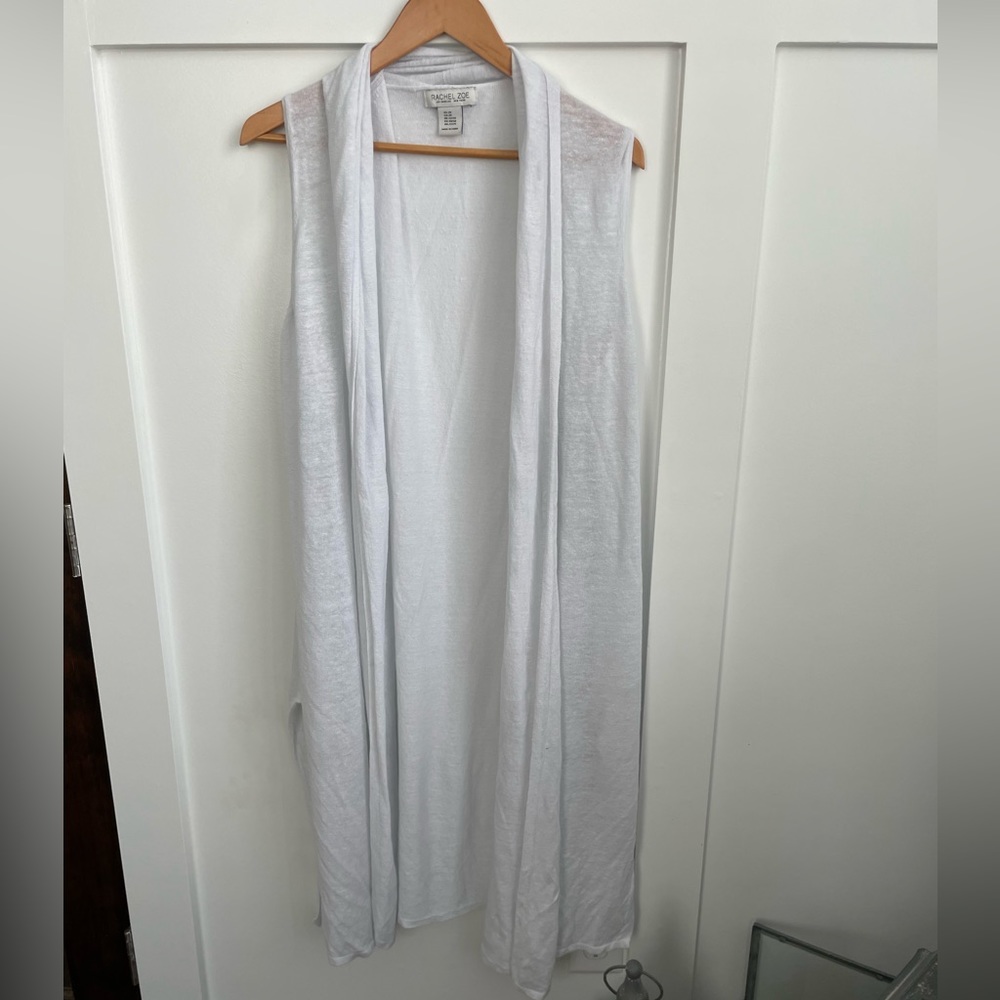 White knit long sleeveless open cardigan. 2x